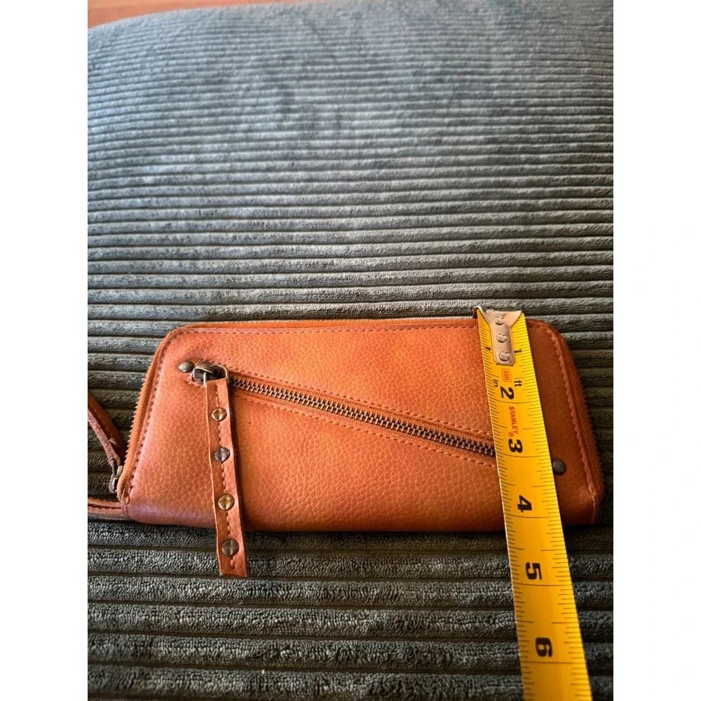 Free People Distressed Vegan Leather Wristlet Wallet Zip‎ Around Brown (3778)